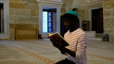 Kuran okuyan, Kuran okuyan siyah adam.