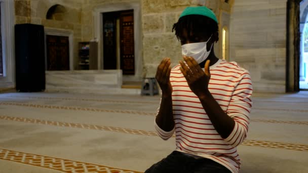Afrikanischer Muslim, afrikanischer Mann Maskenandachten — Stockvideo