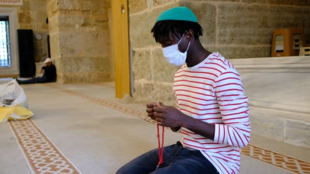 Африканский молодой мусульманин, черный молодой человек маска четки — стоковое видео