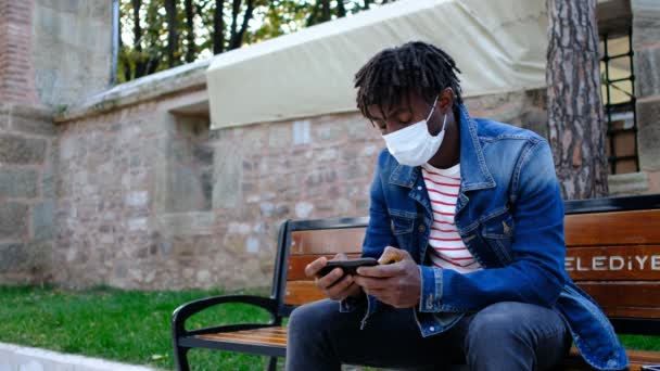 African Man Mask Phone, African Young Man máscara telefone greenscreen — Vídeo de Stock