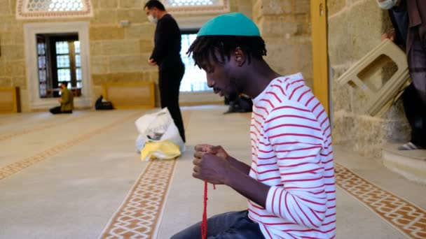 非洲穆斯林男子，黑人青年男子念珠 — 图库视频影像