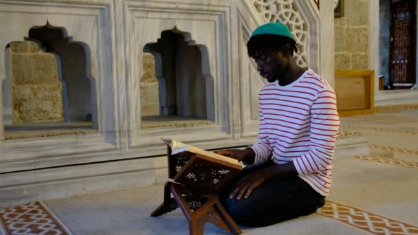 Afrikalı adam Kur 'an Mescidi, Afrikalı adam Kuran' ı okuyor. — Stok video