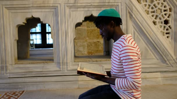 Homem Muçulmano, Homem Africano lendo mesquita do Alcorão — Vídeo de Stock
