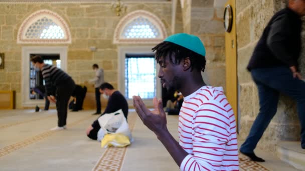 Africký muslim, uctívání černocha — Stock video