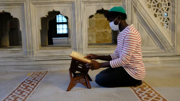 Afrika Adam Maskesi, Afrikalı adam maskesi Kuran camii okuyor. — Stok video