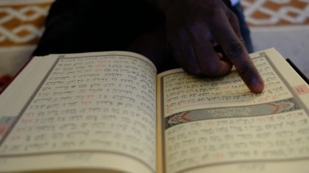 El hombre africano mano Corán, el hombre africano mano lectura de la mezquita Quran — Vídeos de Stock
