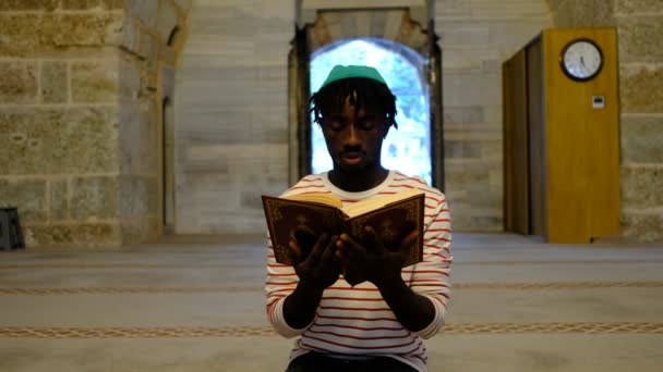 Hombre musulmán africano, hombre africano leyendo coreano — Vídeos de Stock
