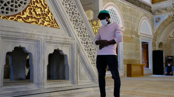 Zwarte Man Moslim, Zwarte man masker bidden moskee — Stockvideo