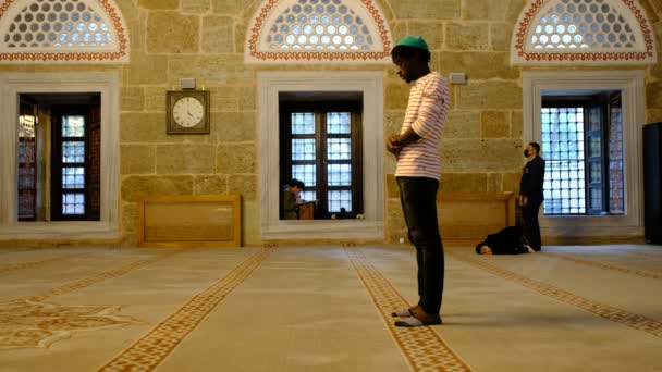 Modlitba muslimského muže, modlitba afrického muže — Stock video