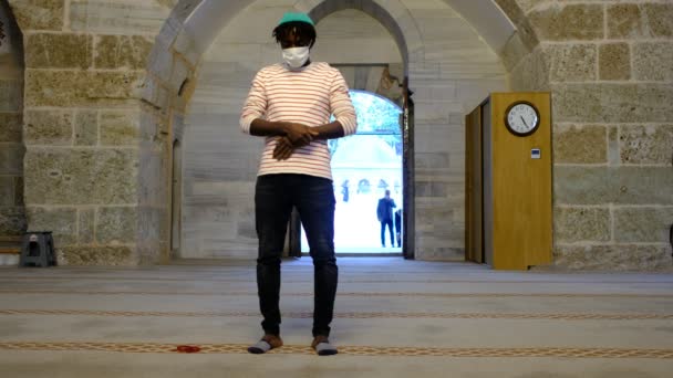 Moslem Mann, afrikanischer Mann Maskenbeschwörung — Stockvideo