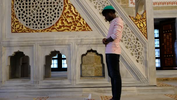 Africký muž uctívání, Černý mladý muž modlící mešita — Stock video
