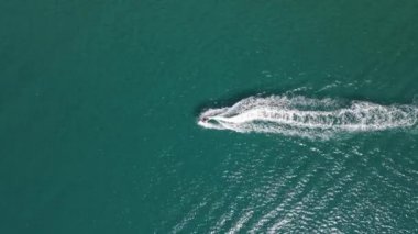 Jet ski ile denizdeki hareketin havadan görüntüsü