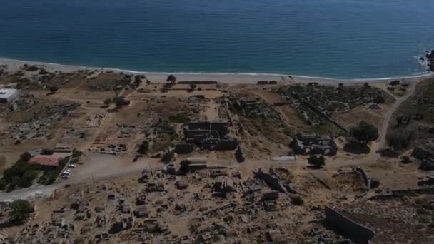 Een prachtig uitzicht op de zee over de oude stad — Stockvideo