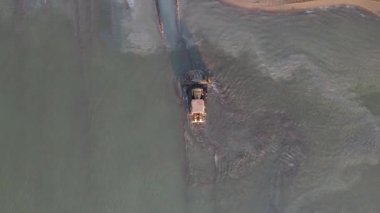 Kıyı şeridi oluşturan buldozerin hava görüntüsü