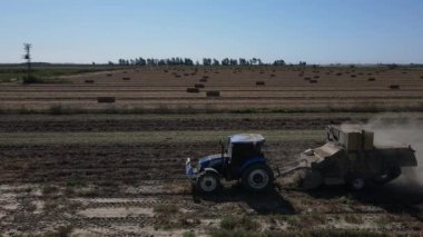 Traktörün zemini kazarak fıstık topladığı görüntüsü