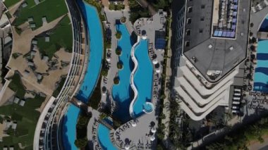 Büyük lüks bir otel ve havuzun havuz manzarası.
