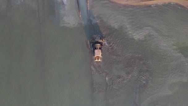 Vista aérea do bulldozer fazendo costa — Vídeo de Stock