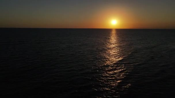 Prachtig uitzicht op de ondergaande zon over de zee — Stockvideo