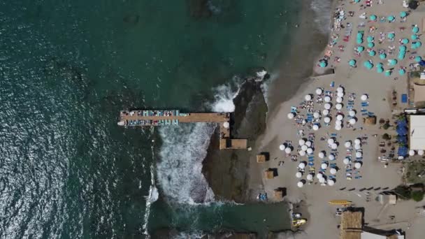 Εναέρια άποψη των ανθρώπων ηλιοθεραπεία και κολύμπι στην παραλία — Αρχείο Βίντεο
