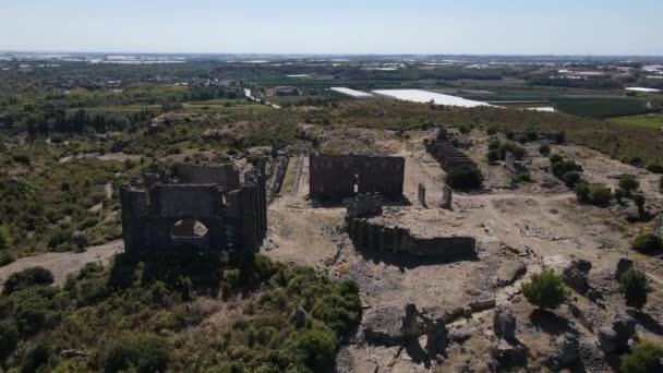 Ruinerna av den antika staden ligger bland grönska — Stockvideo