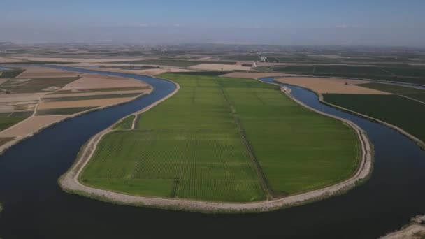 Ackerland inmitten eines mäandrierenden Flusses — Stockvideo