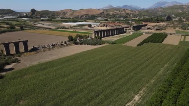 Pohled na velký akvadukt mezi zemědělskou půdou — Stock video