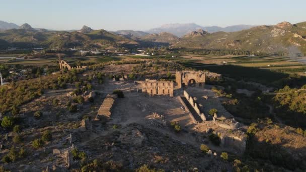 고대 도시의 폐허, 그 중 일부는 지금까지 남아 있다 — 비디오