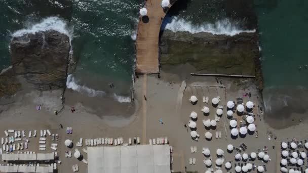 Drone widok ludzi pływanie i opalanie się w morzu — Wideo stockowe