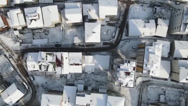 Radhus bosättning vinter snötäckta hustak — Stockvideo