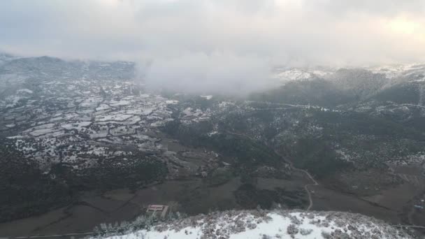 多云的冬季森林山脉空中无人驾驶飞机 — 图库视频影像