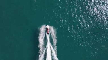Jet ski ile eğlenen insanların insansız hava aracı görüntüsü