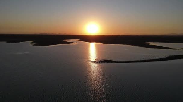 Snímek východu slunce nad jezerem se odráží ve vodě — Stock video
