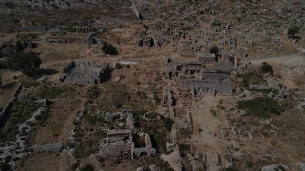 Vista del dron de la antigua ciudad, la mayoría de la cual ha sido destruida — Vídeos de Stock