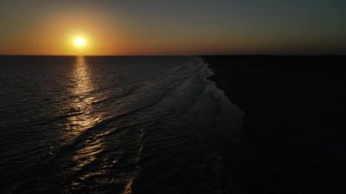 Güneşin gün batımındaki dalgalara yansıması.