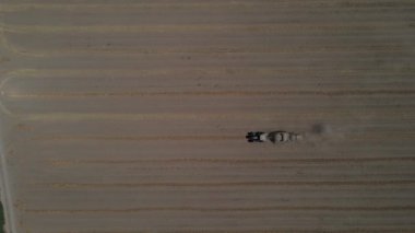 Traktörün saman balyaları yapan yüksek görüşlü dronu