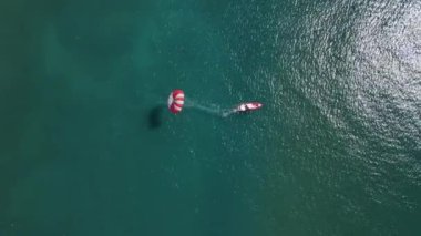 Gemiye bağlı bir paraşütle denizde hareketlilik.