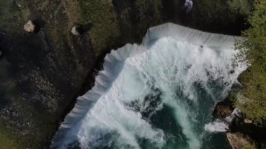 Şelale üzerinde hızla yükselen dron görüntüsü