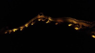 Aydınlatılmış kale duvarlarının gece drone görüntüsü