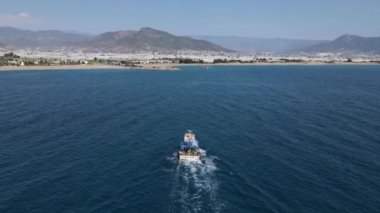 Avdan dönen balıkçı teknesi limana yaklaşıyor.