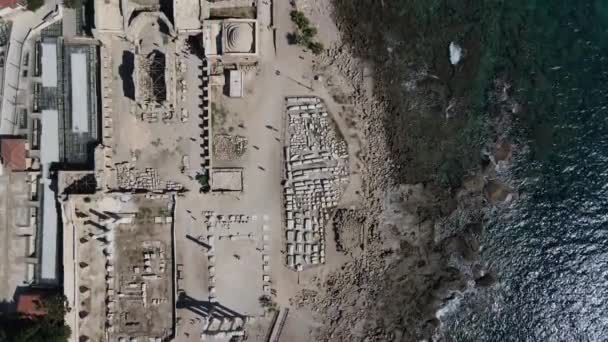 Вид с воздуха на древнее здание у моря — стоковое видео