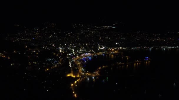 Νυχτερινό drone άποψη του λιμανιού και της πόλης — Αρχείο Βίντεο