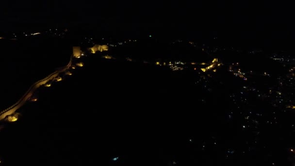 Ночной беспилотник с видом на большой замок — стоковое видео