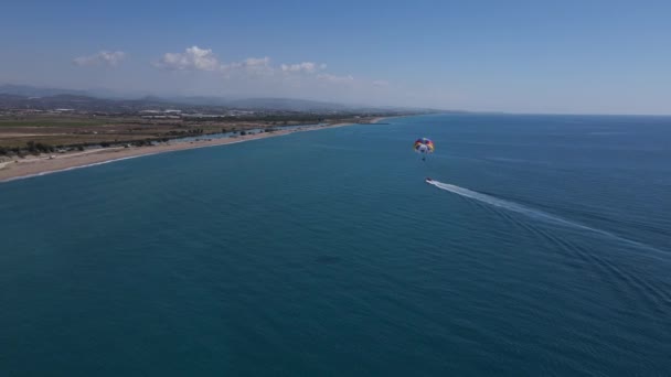 滑翔伞，在海里玩快艇的极限运动 — 图库视频影像