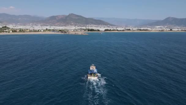 Återvänder från jakt fiskebåt närmar hamnen — Stockvideo
