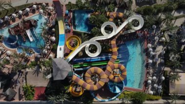 Aquapark 'ta eğlenen insanların havadan görünüşü