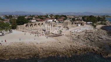 Antik Nisan sütunlarını ziyaret eden turistler, Side, Türkiye