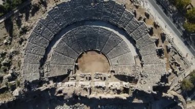 Görüntü antik tiyatronun üzerinde yükseliyor