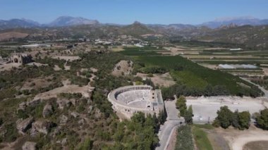 Aspendos antik tiyatrosu muhteşem bir binadır.