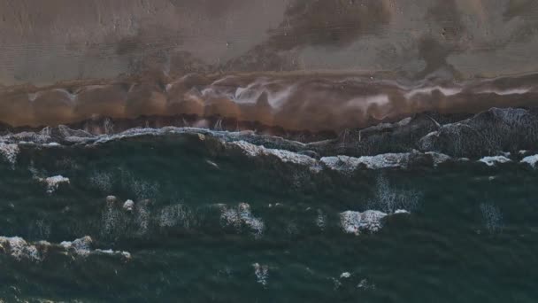 Wellen krachen auf einen breiten Strand — Stockvideo