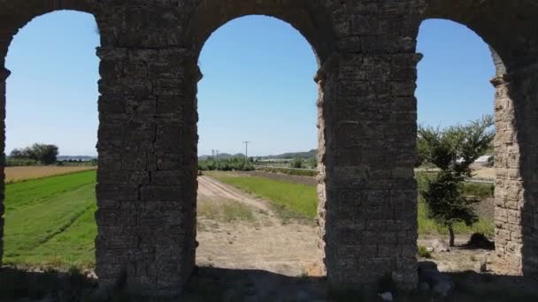 Amplio fluir hacia atrás a través de columnas de acueducto — Vídeo de stock